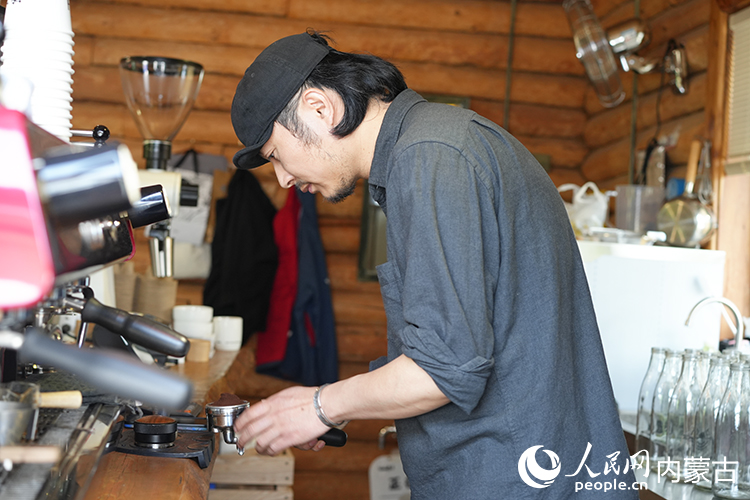 喻曉在小木屋中制作咖啡。人民網(wǎng)記者 李睿攝