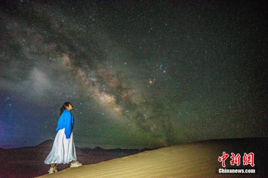 圖為6月20日晚，游客在西藏阿里暗夜公園與銀河“合影”。曹枝清 攝