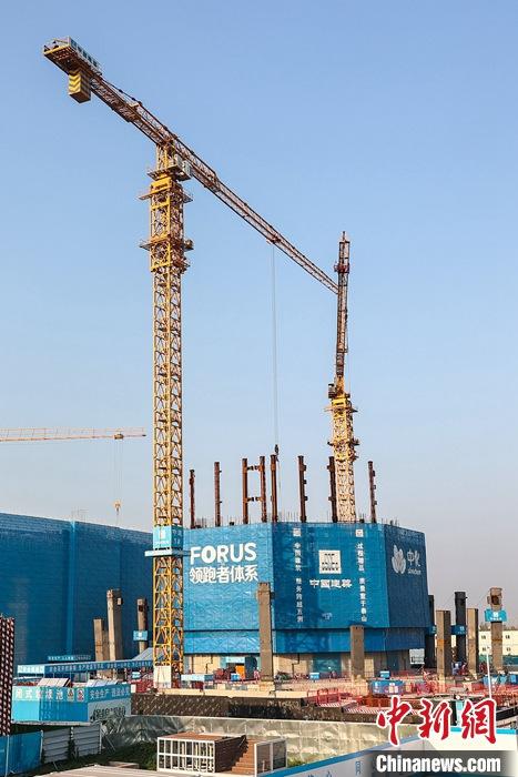 從完成頂層設(shè)計(jì)到如火如荼大規(guī)模建設(shè)，六年來(lái)，雄安新區(qū)如春天的竹子一般拔節(jié)生長(zhǎng)，這座承載千年大計(jì)的“未來(lái)之城”已雄姿初顯。從“一張白紙”開始著墨，如今的雄安新區(qū)已是濃墨重彩的“山水畫”。<a target='_blank' href='/'>中新社</a>記者近日走訪了雄安新區(qū)多地，從“藍(lán)綠金”三色感受這座“未來(lái)之城”的巨大變化。圖為7月19日，河北雄安新區(qū)，中國(guó)中化總部基地項(xiàng)目施工現(xiàn)場(chǎng)。 <a target='_blank' href='/'>中新社</a>記者 易海菲 攝