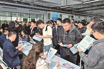 2024年3月，在蘭州大學(xué)2024屆畢業(yè)生大型春季綜合雙選會現(xiàn)場，青年學(xué)子踴躍報名西部用人單位。 蘭州大學(xué)供圖