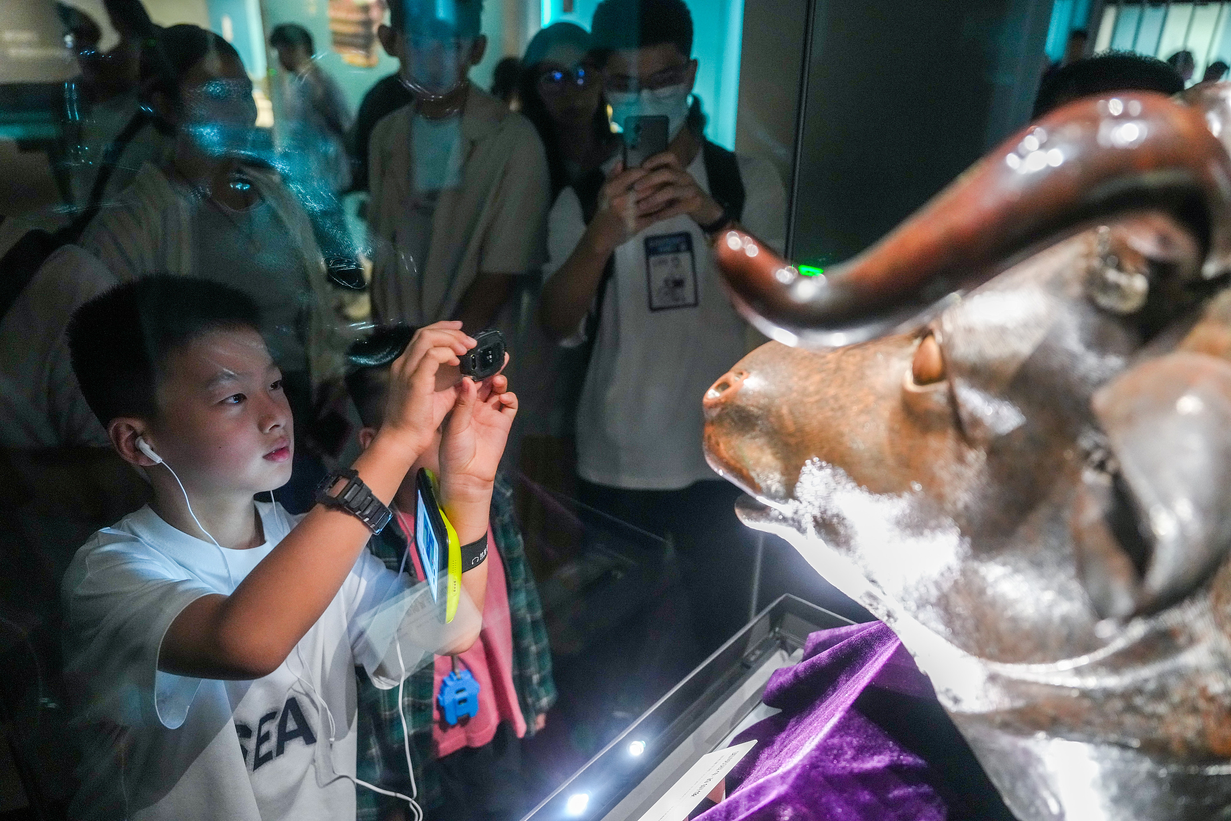 2025年6月，參加研學游的孩子在安徽博物院蜀山館參觀圓明園牛首銅像。（圖片來源：視覺中國）