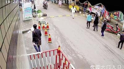 雙橋入室盜竊案，監(jiān)控視頻截圖紅圈處為犯罪嫌疑人。 本報記者 雷鍵 通訊員 葉文廣 攝