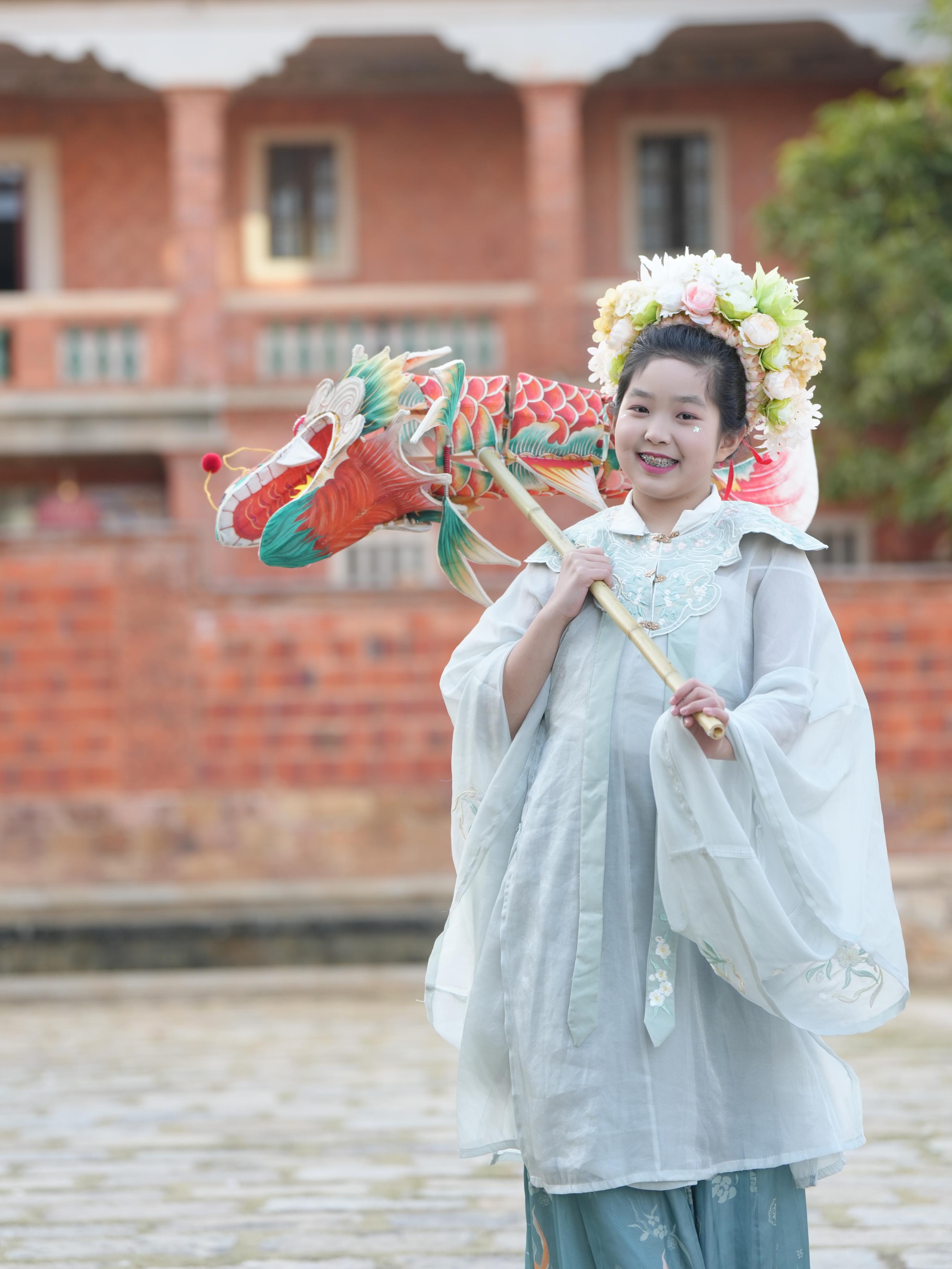 在泉州，沈女士為女兒拍下頭戴簪花的照片。受訪者供圖