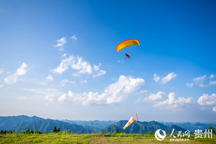 游客在野玉海飛行營地乘動力滑翔傘體驗云端觀景。人民網(wǎng)記者 涂敏攝