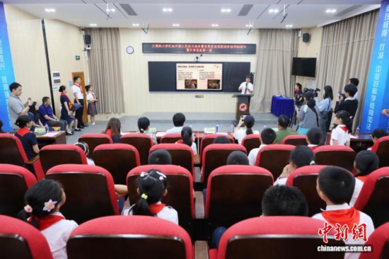 廣州中醫(yī)藥大學副校長、廣東省中醫(yī)院院長張忠德向學生講述“抗戰(zhàn)中的中醫(yī)藥”。吳遠團 攝