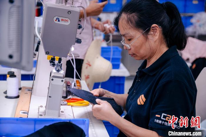 圖為員工在生產(chǎn)線工作。　李南軒 攝