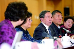 3月8日，全國政協(xié)舉行教育界別聯(lián)組會議，教育部部長袁貴仁右三到會聽取建議。