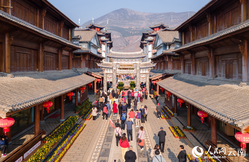 游客打卡新華村。人民網記者 符皓攝