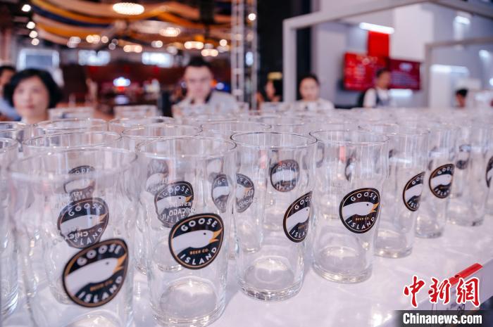 基地內(nèi)，各式啤酒文化周邊產(chǎn)品在出售?！±钅宪?攝