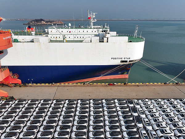 在江蘇省連云港，中國生產的汽車正加緊裝船出口海外。