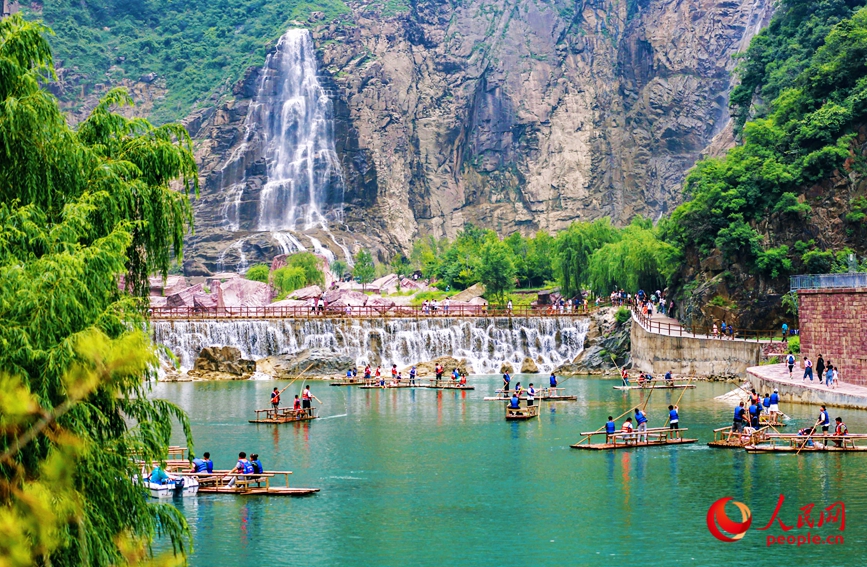 泛舟水上，成為酷熱夏季的一個避暑良方。人民網(wǎng)記者 王佩攝