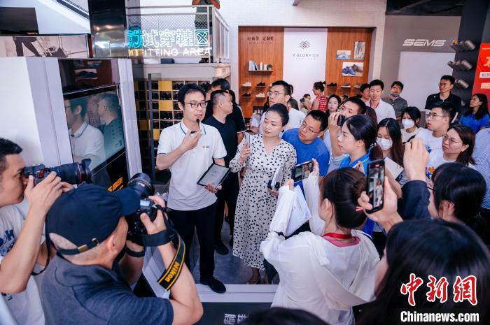 定制示范工廠可從腳型測量儀采集數(shù)據(jù)，按需進行“私人訂制”。　李南軒 攝