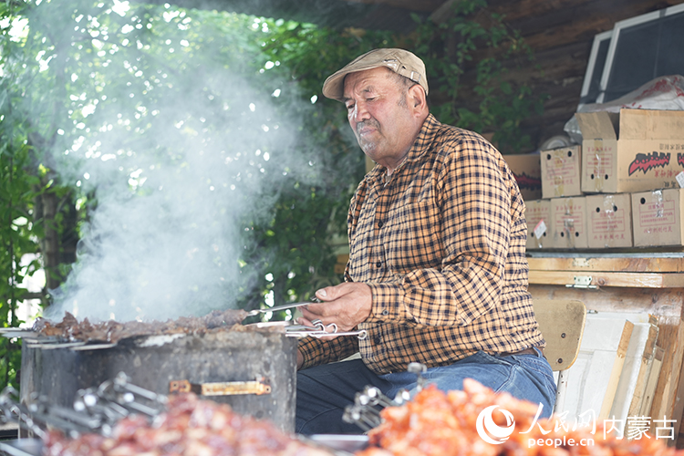 孫金花家庭小院內(nèi)，正在烤制肉串。人民網(wǎng)記者 李睿攝