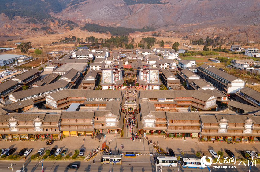 密布銀器加工作坊的新華村。人民網記者 符皓攝