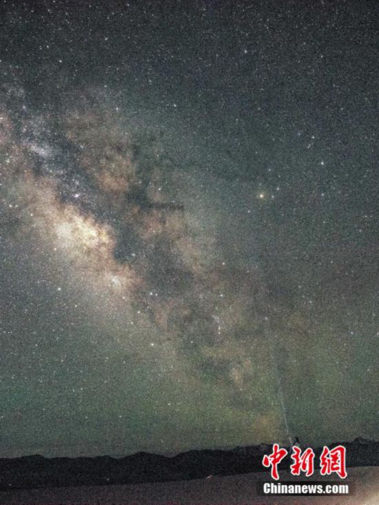 圖為6月20日晚游客在西藏阿里暗夜公園，與銀河“合影”。曹枝清 攝