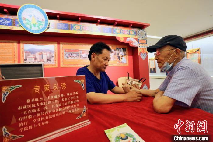 “藏韻瑰寶”藏醫(yī)四部醫(yī)典唐卡珍品展在天津美術(shù)館展出，展覽現(xiàn)場(chǎng)藏醫(yī)專家義診受歡迎。　劉俊蒼 攝