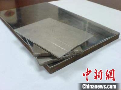 企業(yè)展示的金屬?gòu)?fù)合材料產(chǎn)品。　張婭子 攝