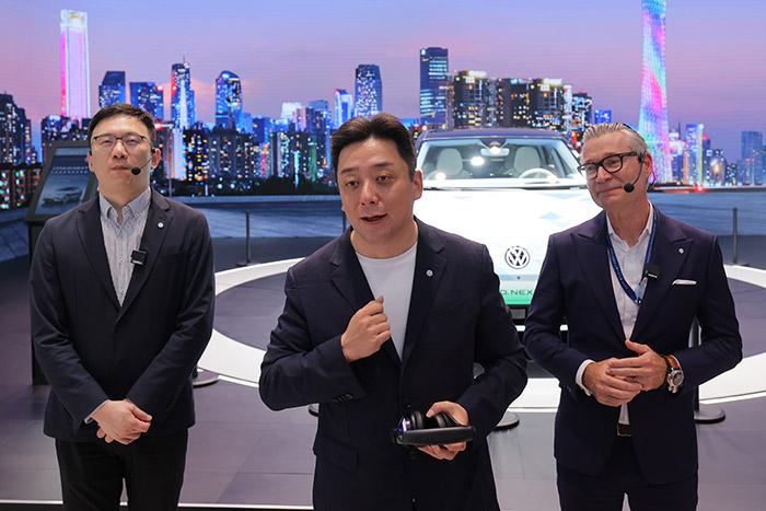 11月17日，上汽大眾汽車有限公司銷售與市場執(zhí)行副總經(jīng)理、上海上汽大眾汽車銷售有限公司總經(jīng)理俞經(jīng)民(中間)參加廣州車展展臺活動。 上汽大眾 供圖