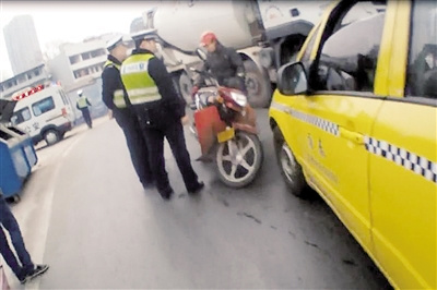 交巡警發(fā)現(xiàn)張師傅還是酒駕。 本報記者 甘俠義 攝