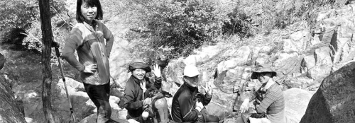 近日，資深驢友隨哥組織驢友到濟(jì)南仲宮太甲山游玩。圖為驢友正在山路上休息。隨哥供圖