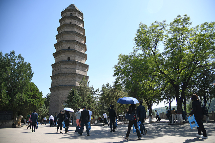 圖為2024年5月7日，游客在延安寶塔山參觀。 新華社記者 張博文 攝