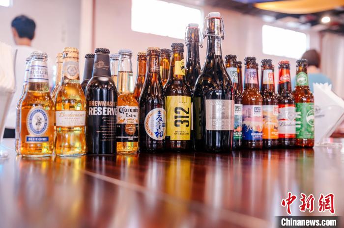 莆田基地主要生產(chǎn)全球旗艦品牌百威、科羅娜、貝克等啤酒，并生產(chǎn)雪津啤酒、雪山啤酒、藍(lán)妹啤酒等。　李南軒 攝